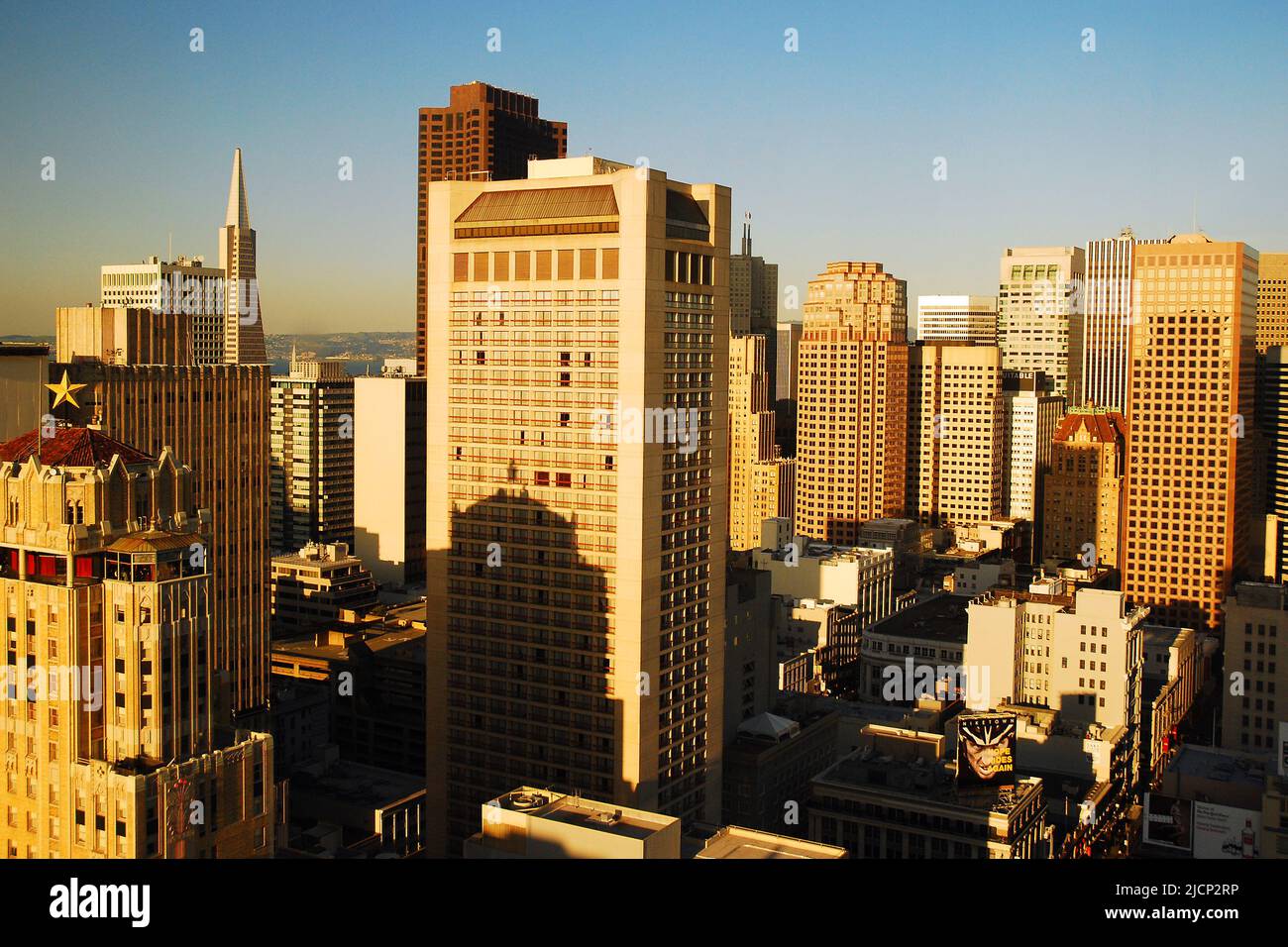 Eine Luftaufnahme der Innenstadt von San Francisco zeigt die Dichte und Dichtigkeit der Wolkenkratzer von Büro- und Wohngebäuden Stockfoto