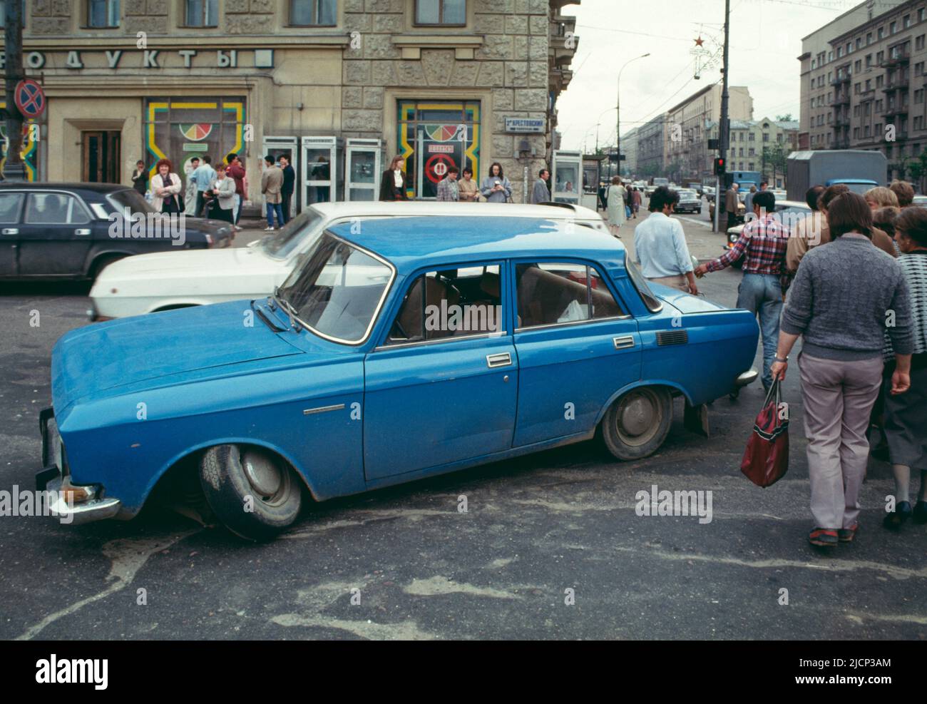 Das russische Automobil Moskvitch brach 1991, Monate vor dem Ende der Sowjetunion, auf dem Krestowskij Pereulok und dem Prospekt Mira im Norden Moskaus auf. Stockfoto