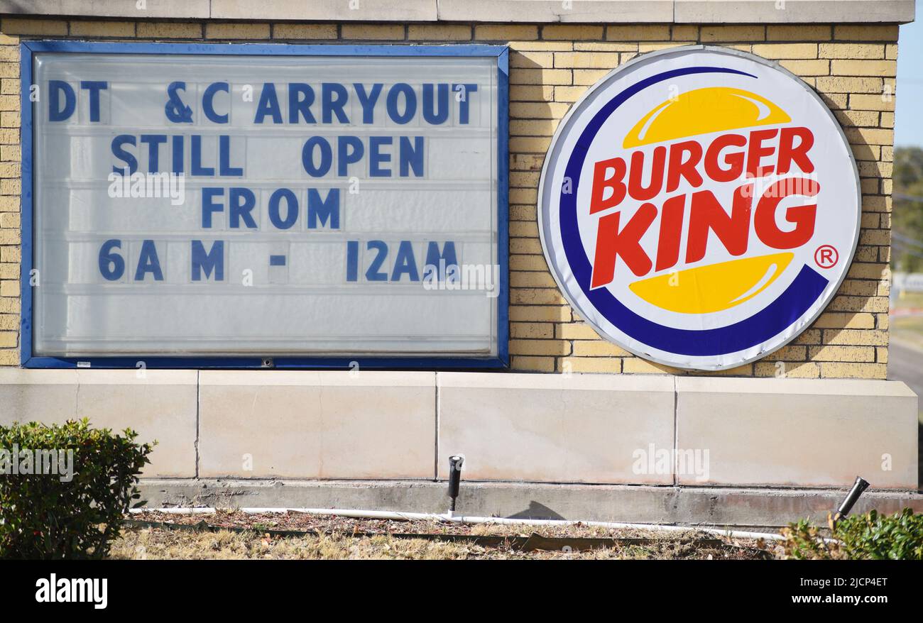 Drive Thru und Carryout sind auf einem Burger King-Schild immer noch offen Stockfoto