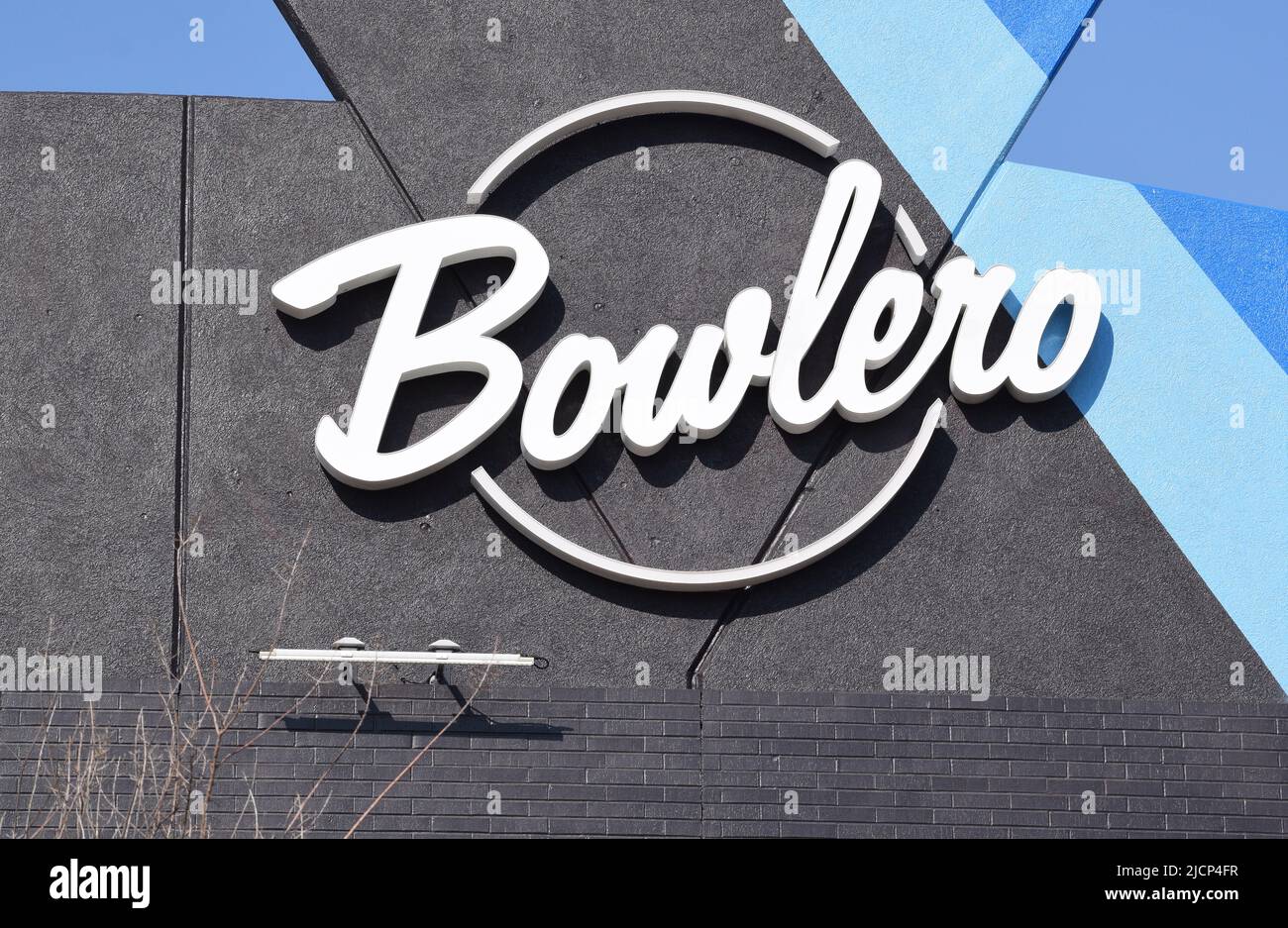 Nahaufnahme eines Bowlero-Bowlingbahn-Schildes Stockfoto