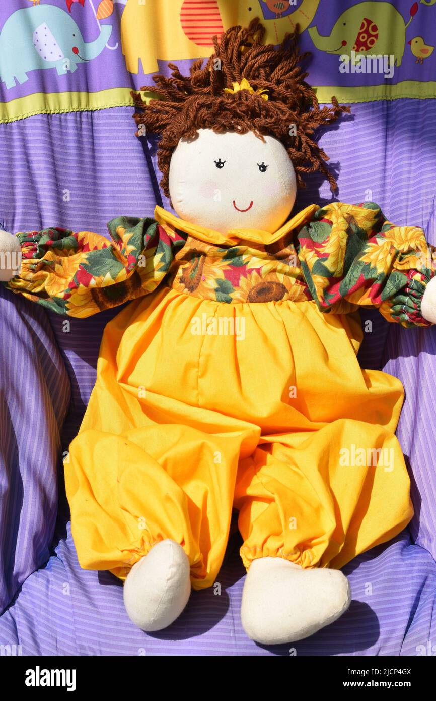 Handgemachte Puppe mit einer leuchtend gelb-orangefarbenen Kleidung Stockfoto