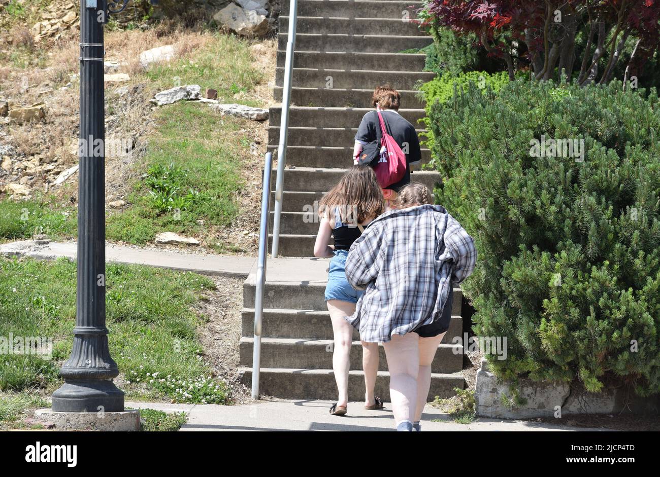 Ein übergewichtig Mädchen und ihre Freunde, die die Treppe zum Gipfel des Cardiff Hill in Hannibal Missouri hinaufsteigen Stockfoto