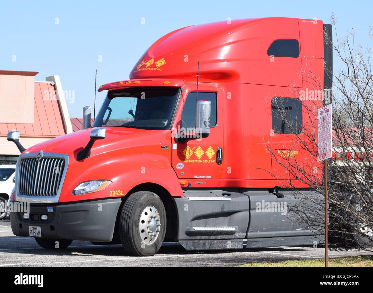 Ein rotes internationales Semi-Truck-Taxi auf einem Parkplatz Stockfoto