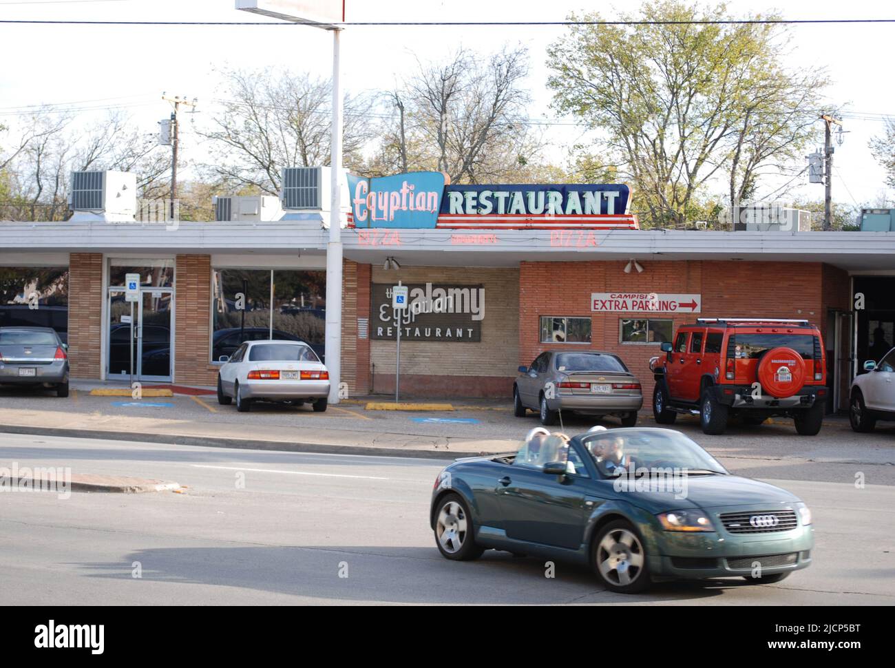 Ein Audi verlässt den Parkplatz von Campisis ägyptisch-italienischem Restaurant in Dallas, Texas Stockfoto