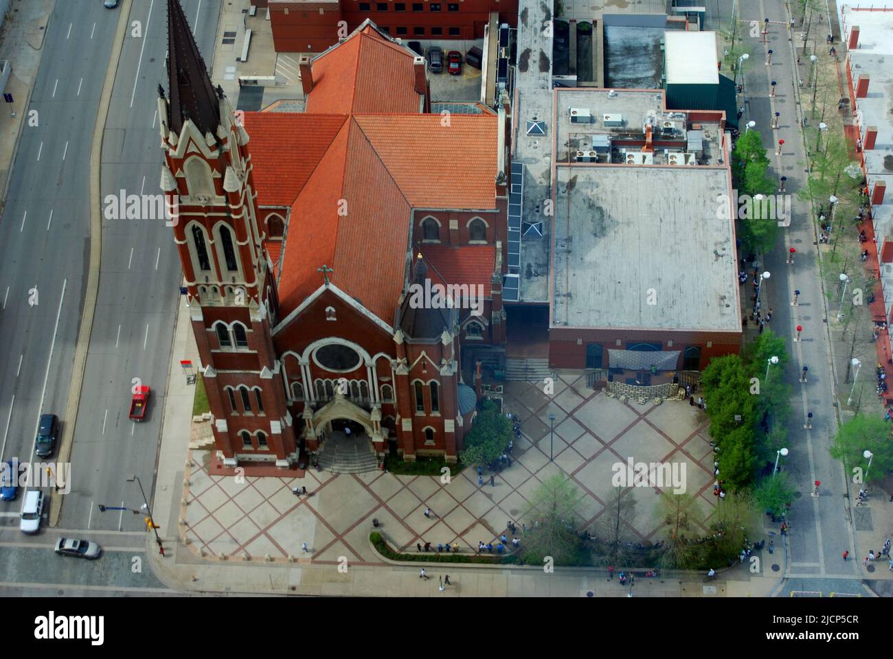 Von einem Gebäude in der Innenstadt von Dallas aus gesehen - die katholische Kirche der Jungfrau von Guadalupe Stockfoto