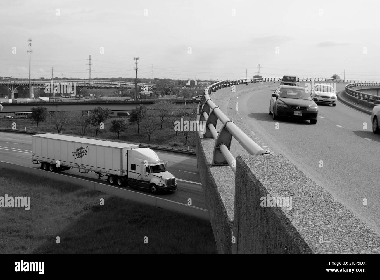 Verkehr auf einem Highway und einer Ausfahrt in der Innenstadt von Dallas, Texas Stockfoto