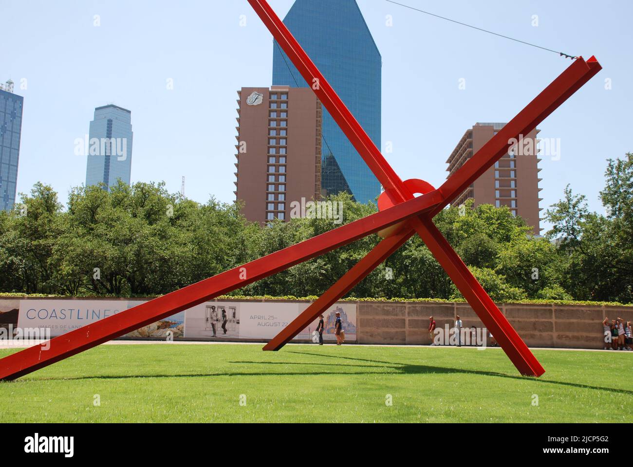 Ikonische Skulptur 'Ave' von Mark di Suvero vor dem Dallas Museum of Art in Dallas Texas Stockfoto