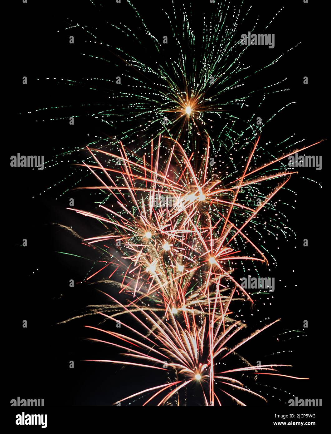 Buntes Feuerwerk am Nachthimmel. Feier des Unabhängigkeitstages, des neuen Jahres und anderer Feiertage Stockfoto