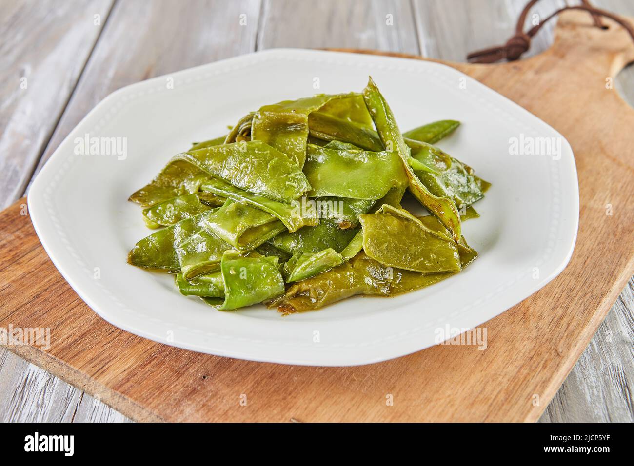 Bernsteinfarbene Schneeerbsen sind eine großartige Beilage für jede Mahlzeit Stockfoto