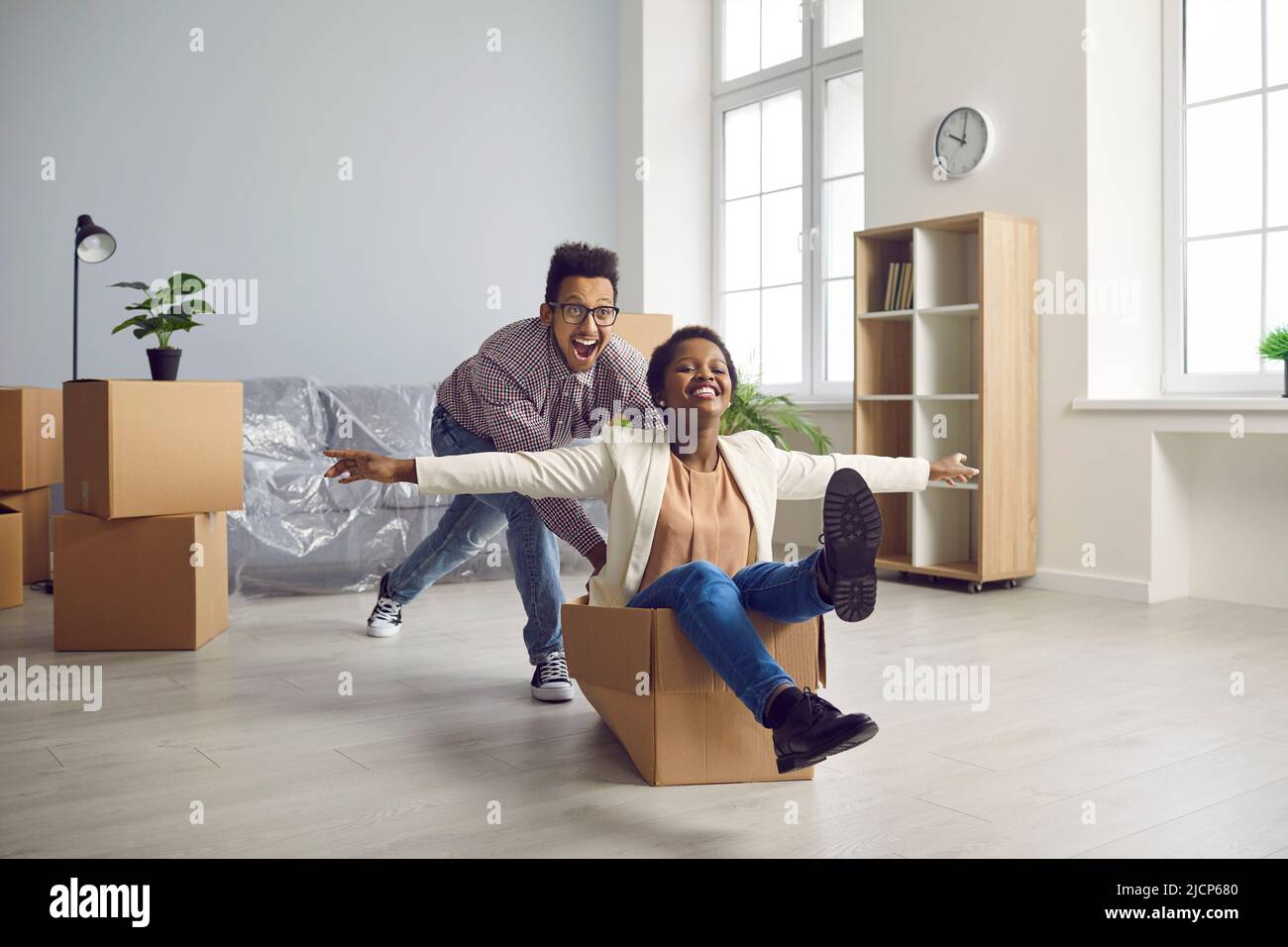 Glückliches Paar haben Spaß am Umzug Tag in neues Haus Stockfoto