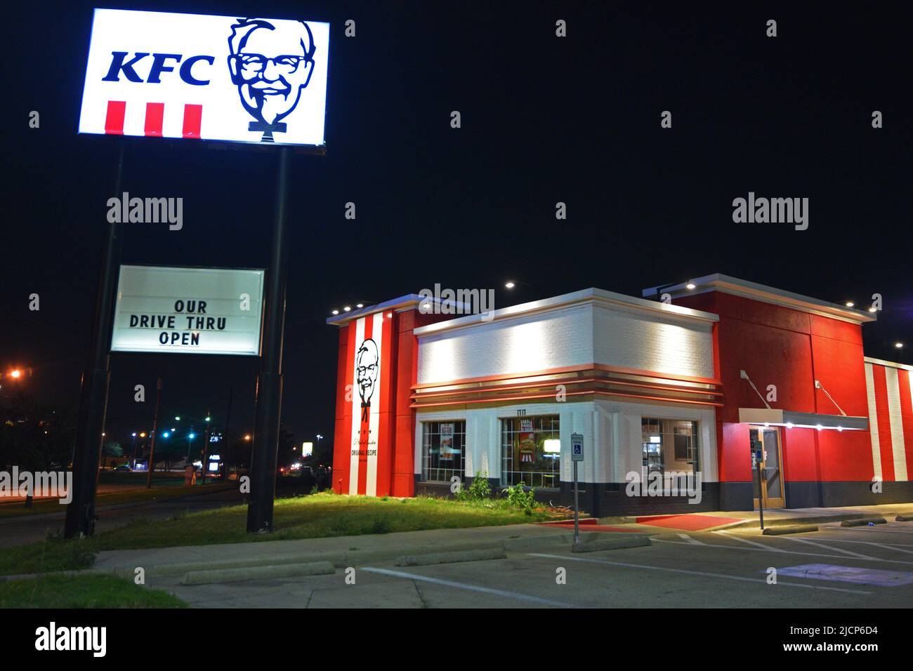 Ein leerer Parkplatz in einem KFC-Fast-Food-Restaurant am Abend (Kentucky Fried Chicken) Stockfoto