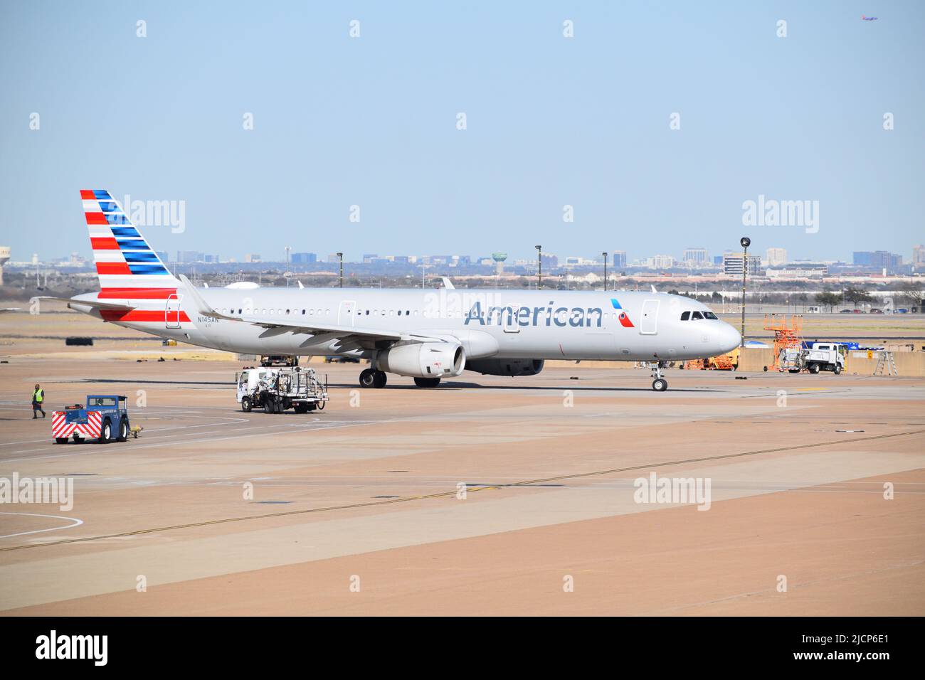 Ein Flugzeug von American Airlines, nachdem es von Ramp Service-Mitarbeitern außerhalb eines Terminals am DFW Airport (Dallas-Fort Worth Airport) gewartet wurde Stockfoto