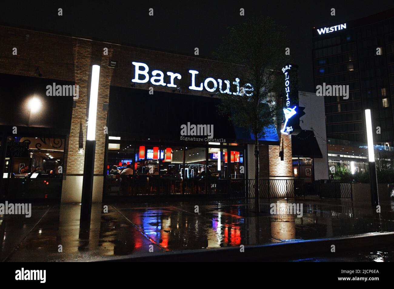 Außenansicht des Restaurants Bar Louie bei einem regnerischen Abend im Toyota Music Factory Complex in Irving, Texas Stockfoto