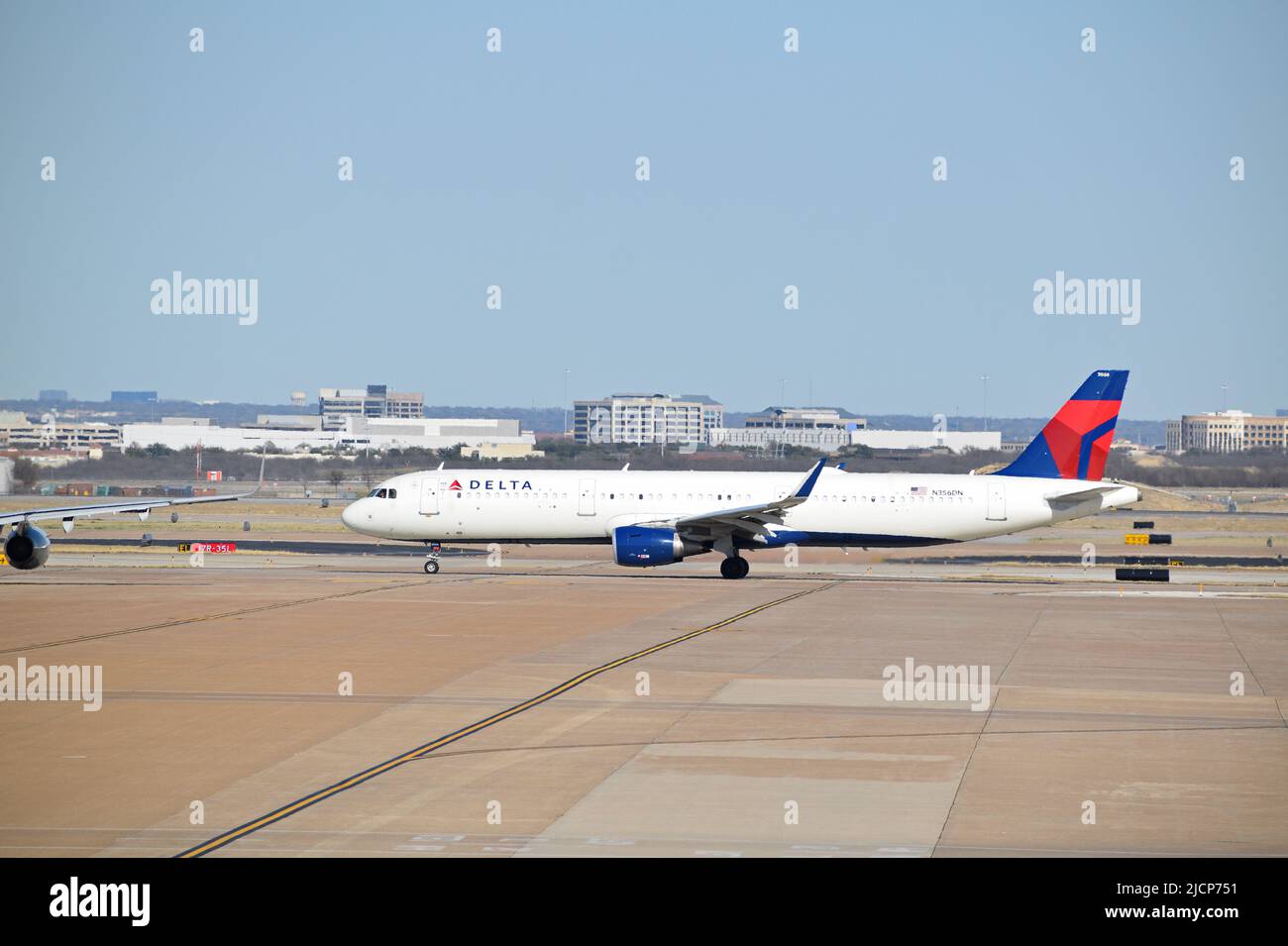 Ein Delta Airlines Airbus A321 auf dem Asphalt am Flughafen DFW (Dallas-Ft. Worth International Airport) Stockfoto