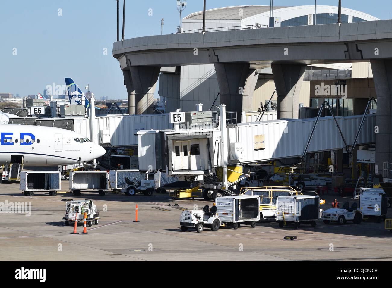 Ein Flugzeug der Boeing 737 max 8 von United Airlines parkte und wird von Rampenagenten an Gate E5 am Terminal E des Dallas Fort Worth International Airport bedient Stockfoto