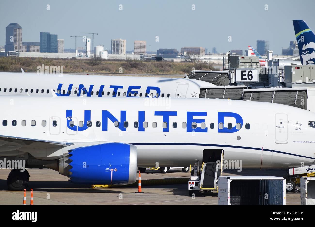 Zwei Flugzeuge von United Airlines parkten am Terminal E, die von Rampenagenten am Dallas Fort Worth International Airport (DFW Airport) bedient werden. Das Flugzeug in t Stockfoto