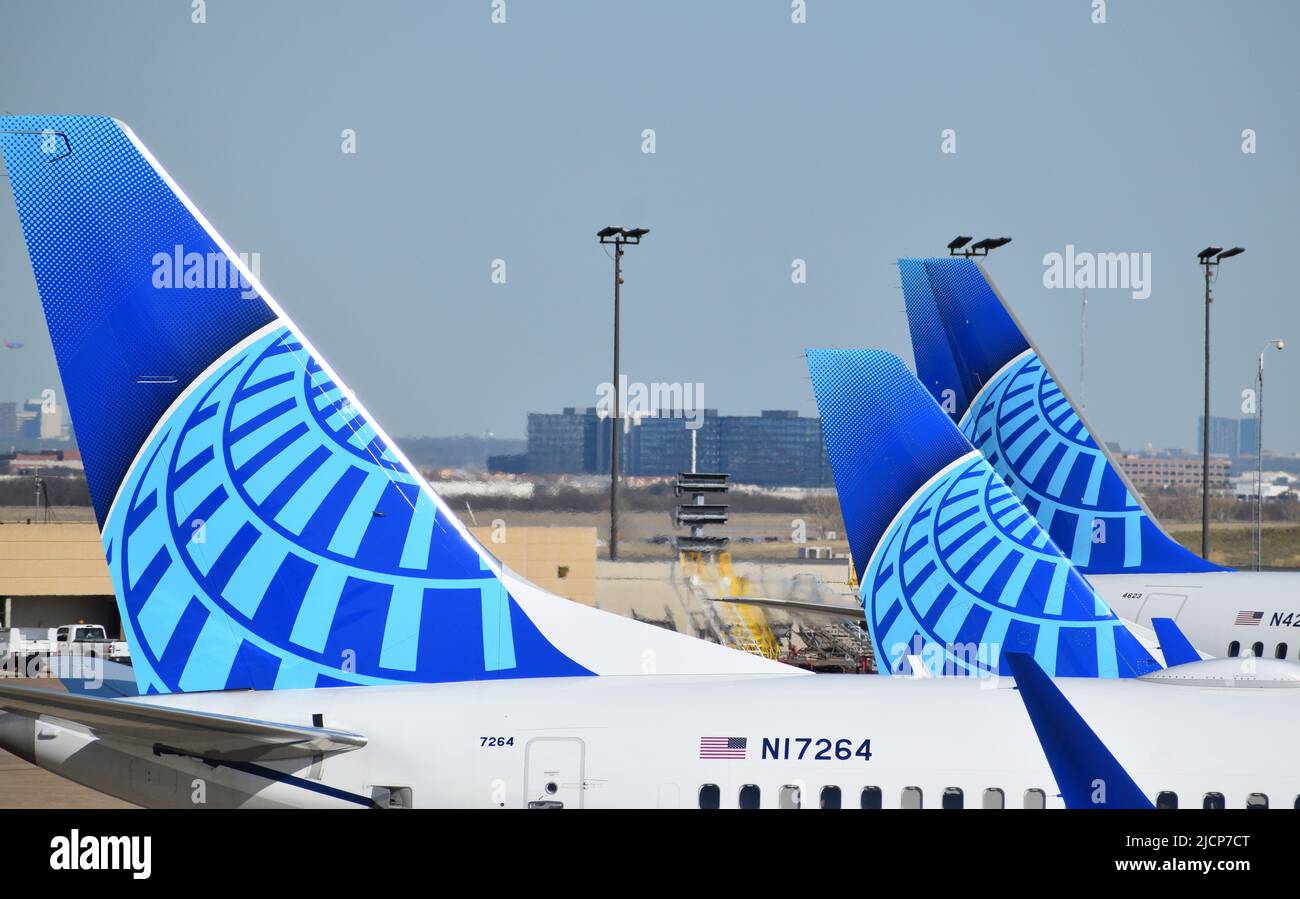 Drei Flugzeuge von United Airlines parkten an einem Terminal am Dallas Fort Worth International Airport (DFW Airport). Das Flugzeug im Vordergrund ist eine Boeing 73 Stockfoto