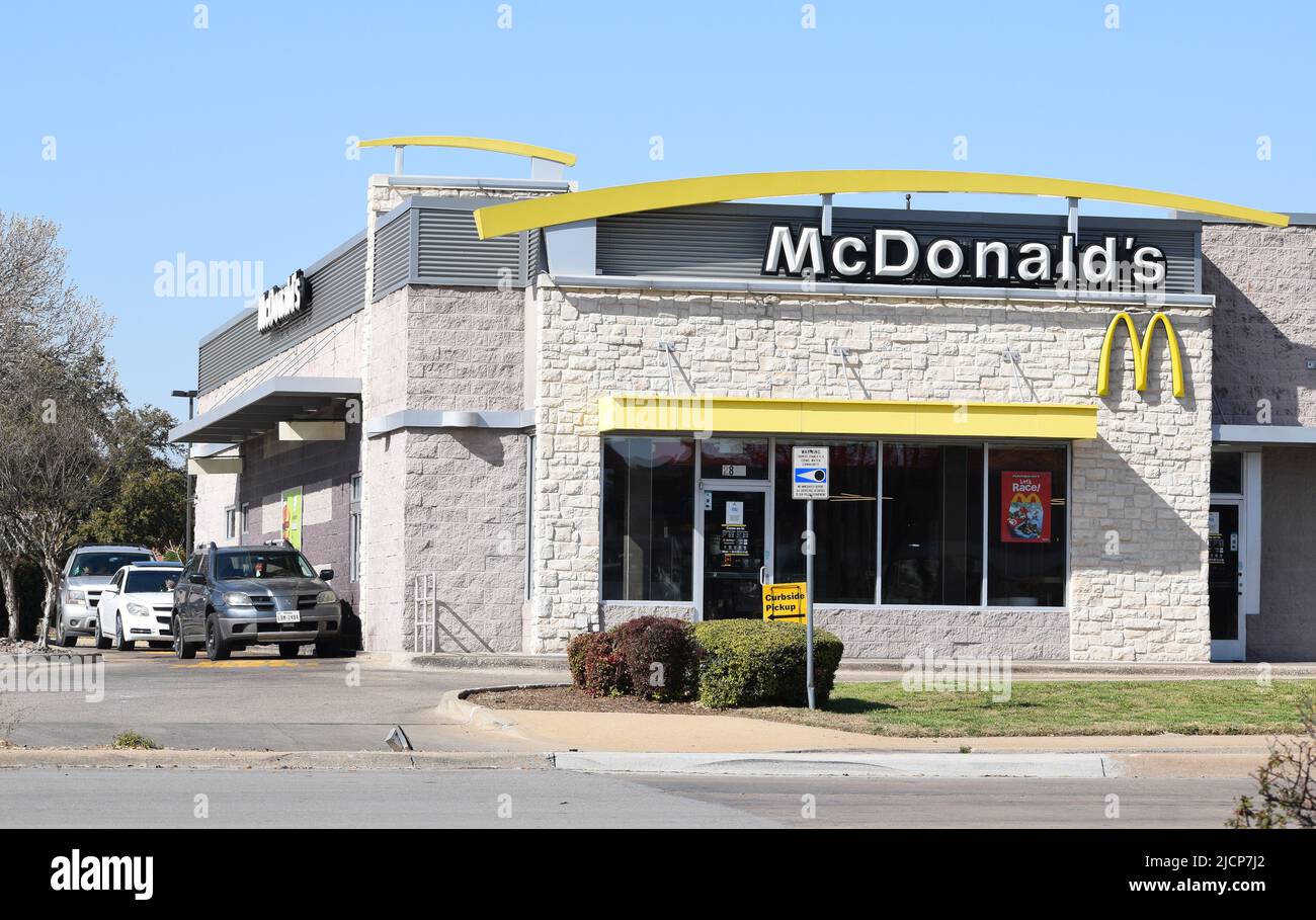 Autos warten auf einer Fahrt durch ein McDonald's Fast-Food-Restaurant in Farmers Branch Texas Stockfoto