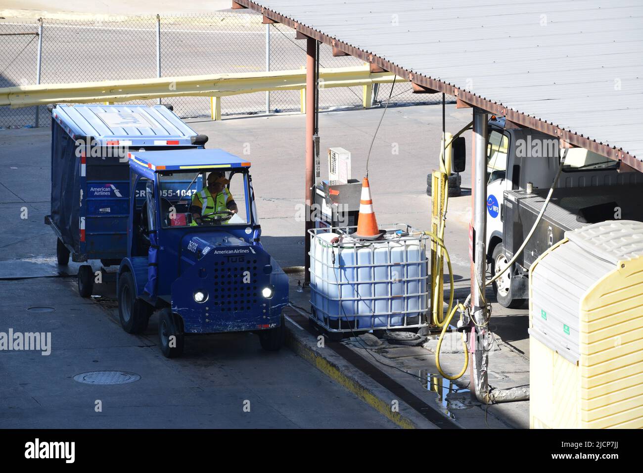 Ein Mitarbeiter von American Airlines, der sich auf dem internationalen Flughafen Dallas-Fort Worth (DFW Airport) darauf vorbereitet, seinen Traktor mit Gas zu füllen Stockfoto