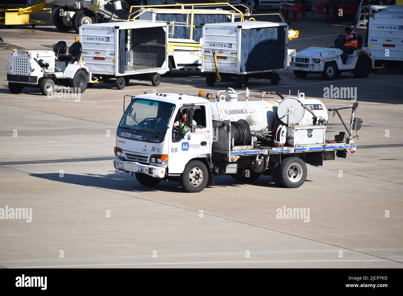 Ein Menzies Aviation-LKW nach der Lieferung von Düsentreibstoff; Fahrt vom Terminal E am Dallas Fort Worth International Airport Stockfoto