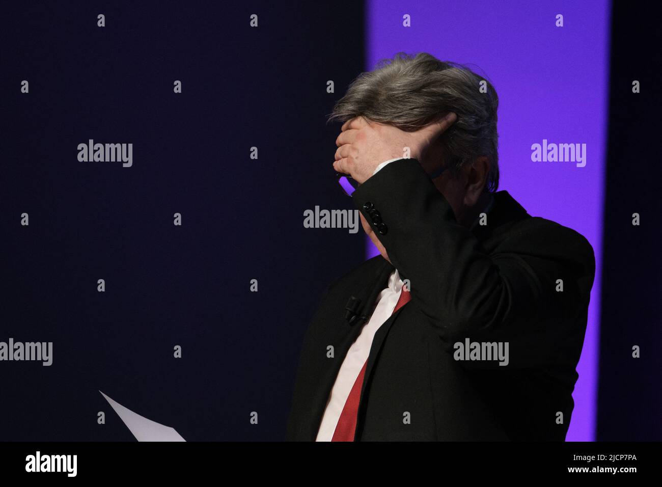 Jean-Luc MELENCHON, LFI. Der Führer der NUPES (Nouvelle Union Populaire Ecologique et Sociale), einer Koalition linker politischer Parteien, und der LFI (La France Insoumise) haben am 14. April 2022 in Toulouse (Frankreich) ein Treffen abgehalten. Zwei Tage nach der ersten Runde der Parlamentswahlen, bei der die linken Kandidaten auf Augenhöhe mit denen der Präsidentenmehrheit standen, will die NUPES weiterhin aktiv bleiben, um die drohende hohe Enthaltung zu reduzieren. In einem kleinen Raum mit 1.500 ±Sitzplätzen, zwischen dem Stadtzentrum und den beliebten Stadtteilen gelegen, war das Treffen stark rel Stockfoto