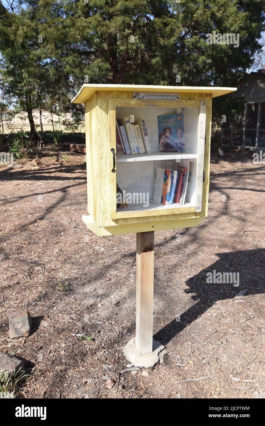 Ein kleiner, kostenloser Büchereikasten mit kostenlosen Büchern in einem Stadtpark Stockfoto