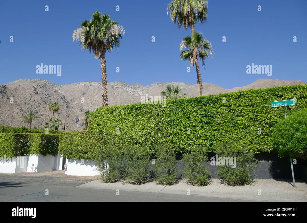 Palm Springs, California, USA 11.. Juni 2022 Ein allgemeiner Blick auf die Atmosphäre der Original Oceans 11 House Drehort mit dem Rat Pack Frank Sinatra, Peter Lawford, Sammy Davis Jr., Dean Martin und bekannt als das Marlon Brando House in der 999 N. Patencio Road am 11. Juni, 2022 in Palm Springs, Kalifornien, USA. Foto von Barry King/Alamy Stockfoto Stockfoto