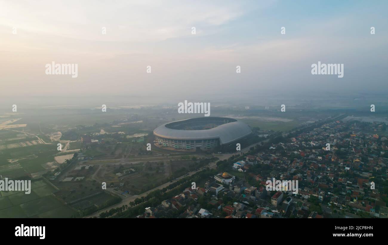 Luftaufnahme der schönen Landschaft Gelora Bandung Lautan API (GBLA) Fußball-oder Fußballstadion am Morgen mit Lärm Wolke. Bandung, Indonesien, Stockfoto