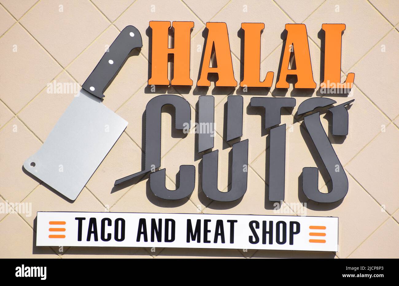 Nahaufnahme des Schildes von Halal Cuts Taco und Meat Shop Stockfoto