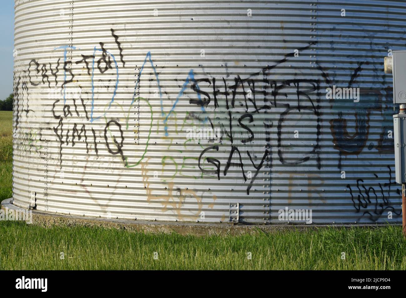 Homophobe Graffiti auf einem Getreidesilo im ländlichen Osten von Zentral-Illinois (Douglas County) Stockfoto