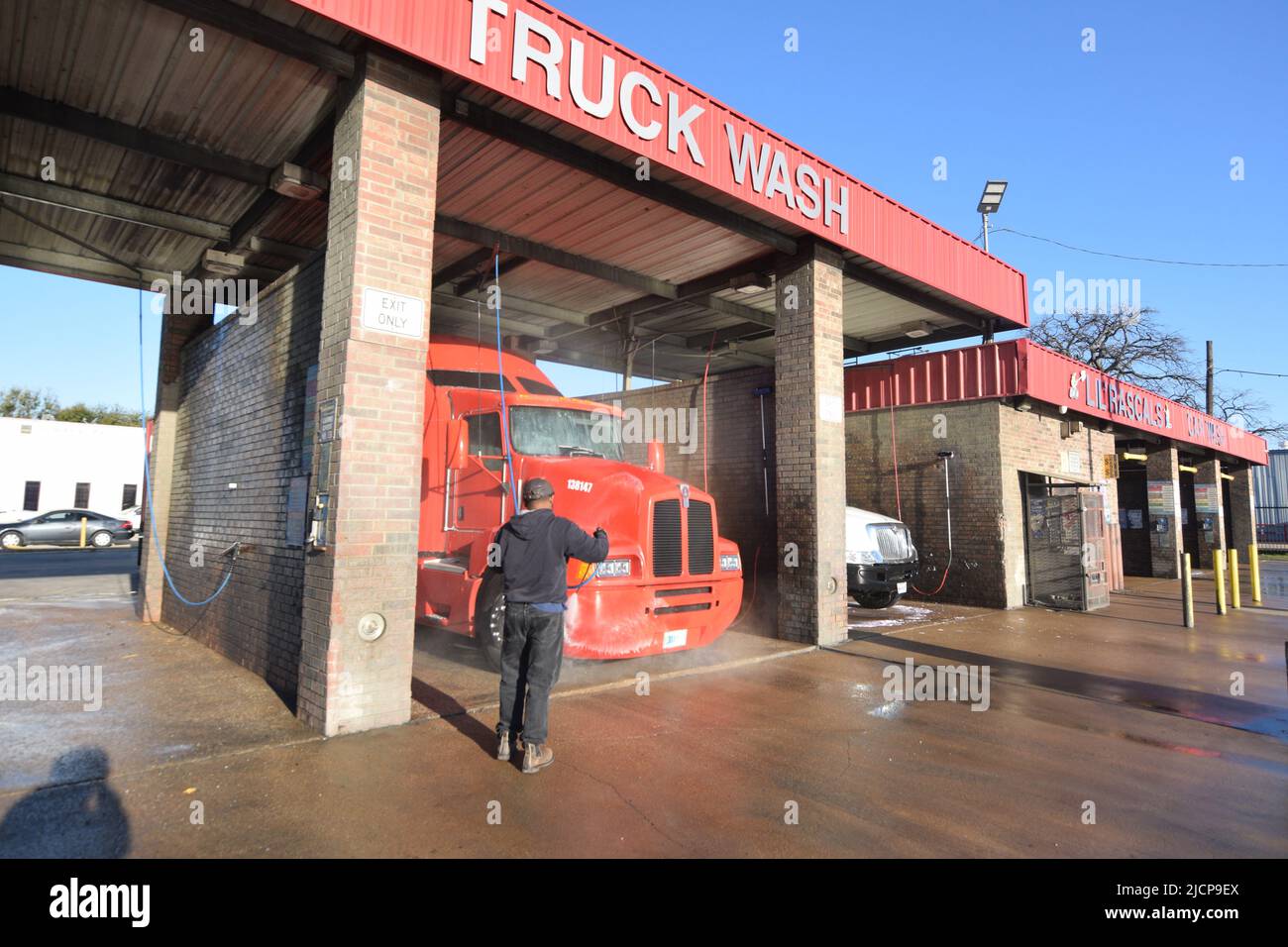 Halbtrucks, die am frühen Morgen bei einer LKW-Waschanlage in Irving, Texas, gewaschen werden Stockfoto