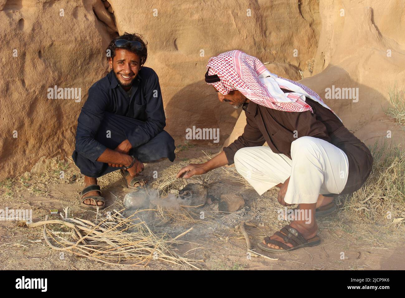 Beduinenmänner zünden Feuer an, um Tee zu machen, Wadi Rum, Jordanien Stockfoto