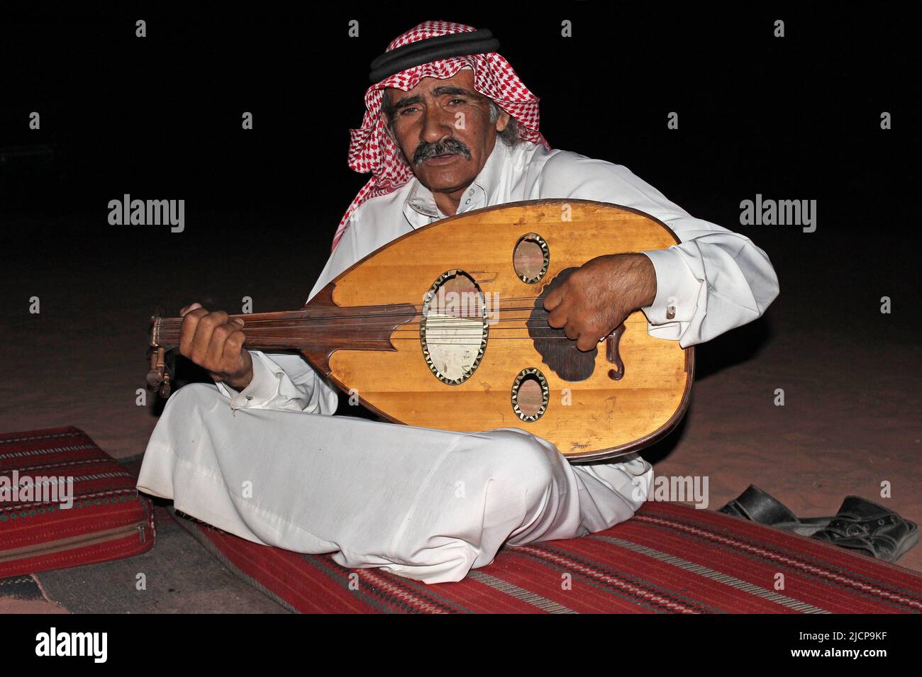 Beduinenmusiker spielt ein Oud - eine birnenförmige Art von fretless Saiteninstrument Stockfoto