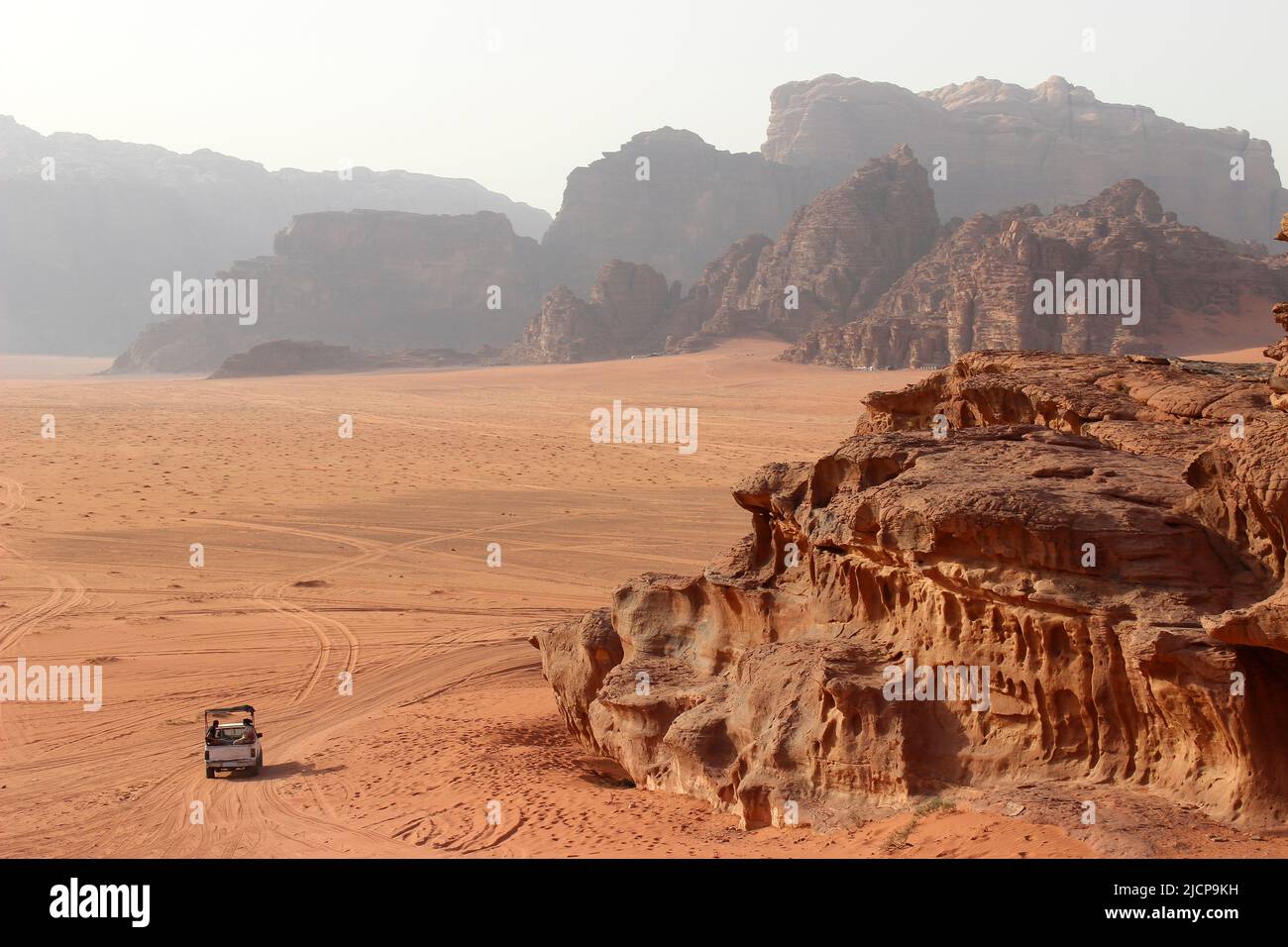 Touristenfahrzeug in Wadi Rum, Jordanien Stockfoto