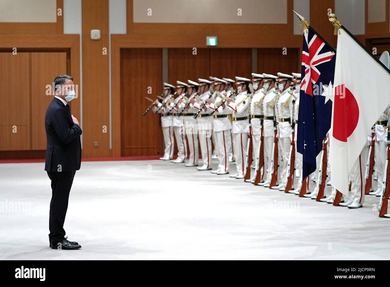 Tokio, JPN. 15.. Juni 2022. Der stellvertretende australische Premierminister und Verteidigungsminister Richard Marles nimmt an einer Ehrenwache Teil, die vor dem bilateralen Verteidigungstreffen zwischen Japan und Australien am Mittwoch, dem 15. Juni 2022, im japanischen Verteidigungsministerium in Tokio stattfand. (Bild: © POOL via ZUMA Press Wire) Stockfoto