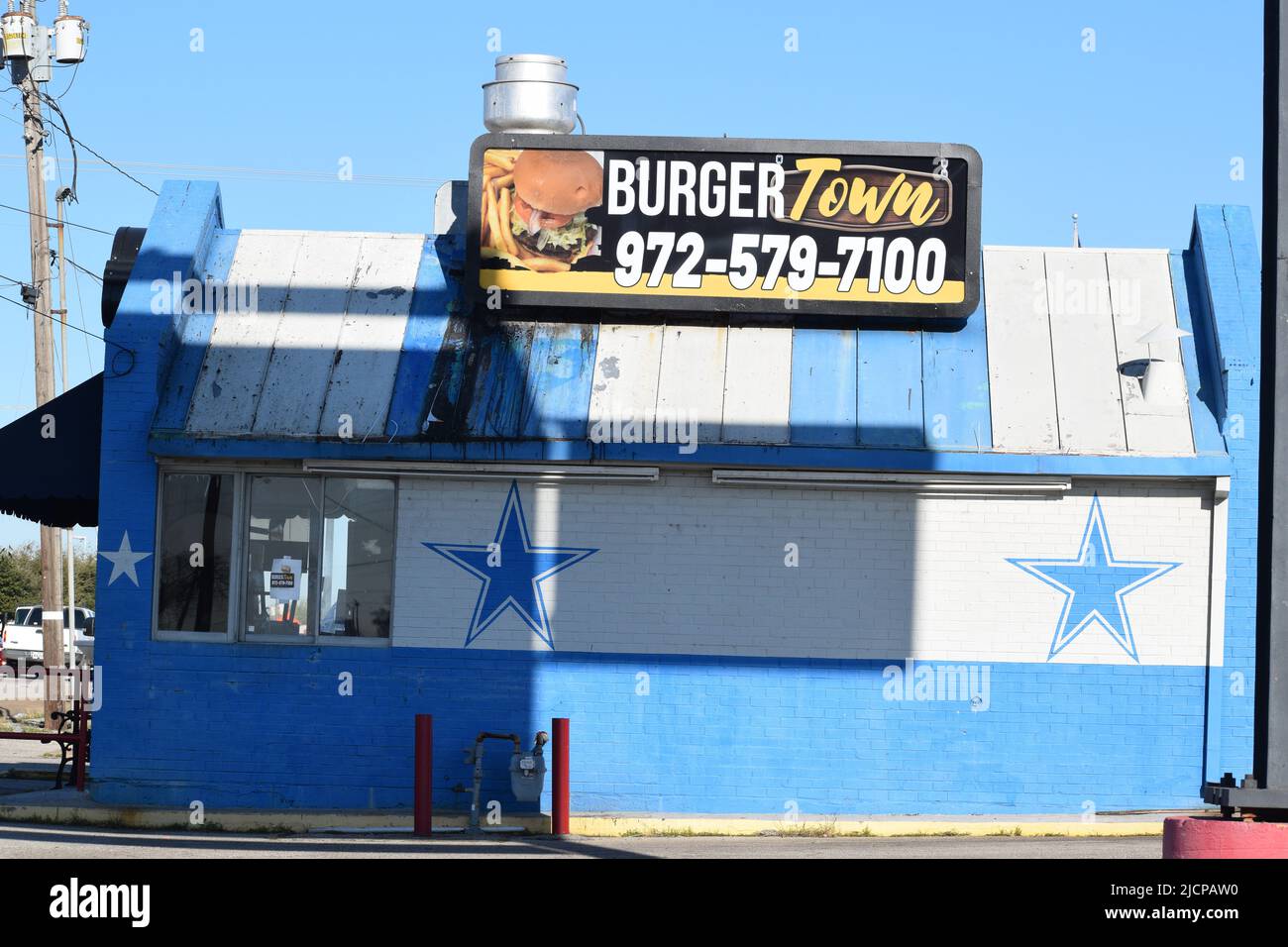 Burger Town, ein kleines Hamburger-Restaurant oder Burger-Restaurant, dekoriert mit einem Dallas Cowboys-Motiv in Irving, Texas Stockfoto