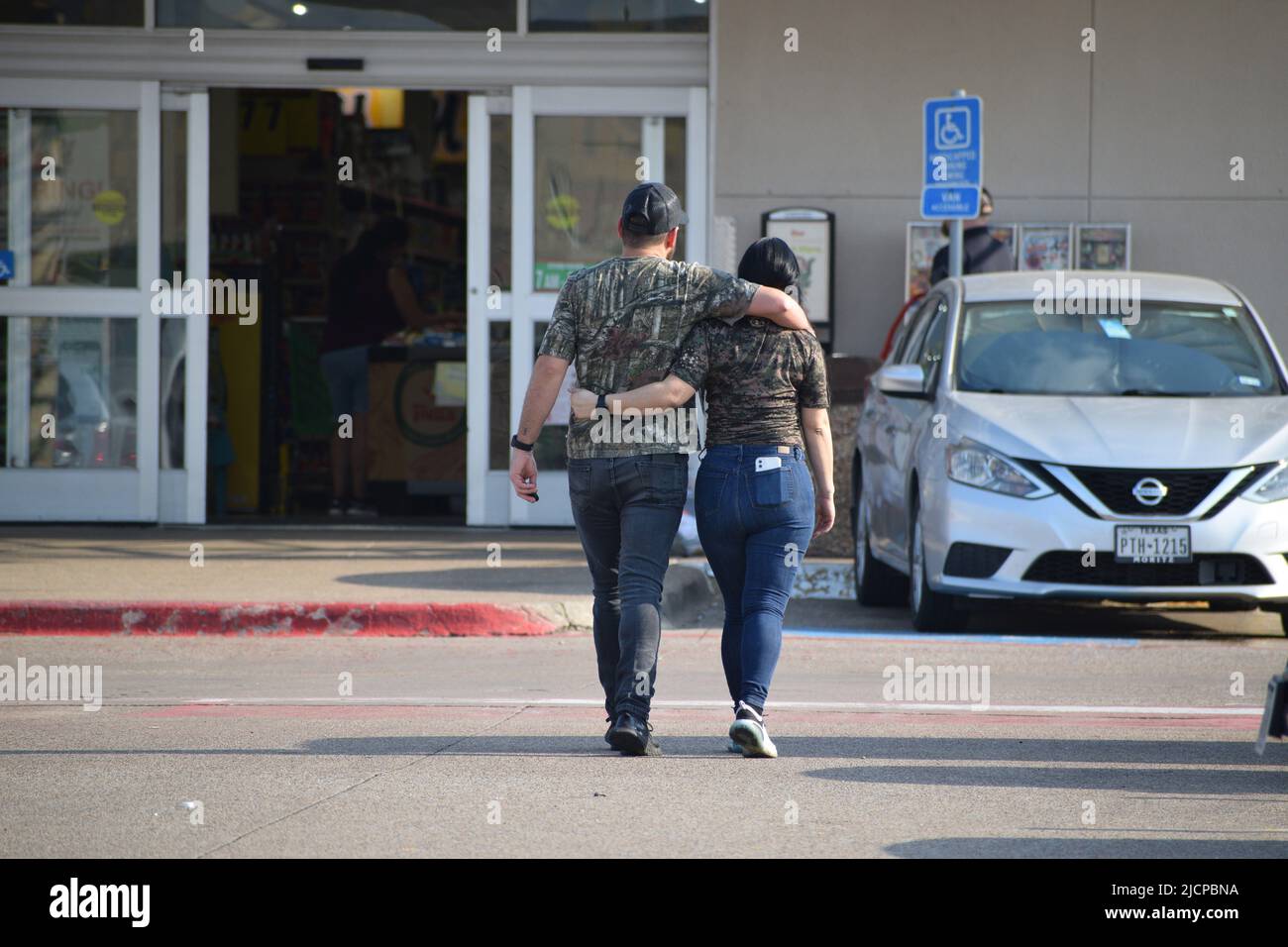 Anhänglicher hispanischer Mann und Frau, die in ein Fiesta-Lebensmittelgeschäft in Irving, Texas, gehen Stockfoto