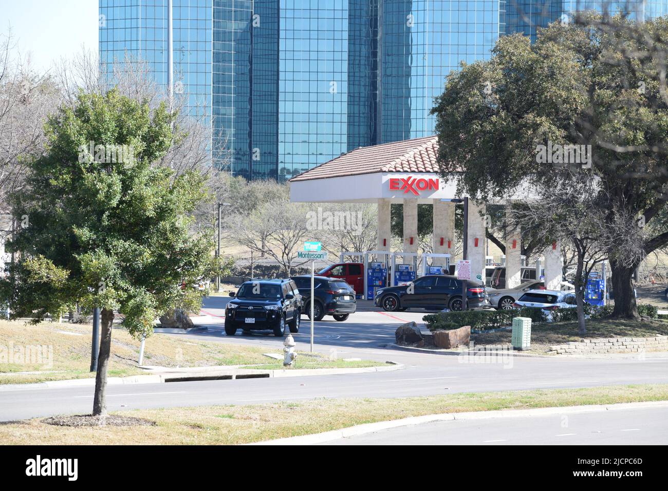Vielbeschäftigte Exxon-Tankstelle in Irving, Texas Stockfoto