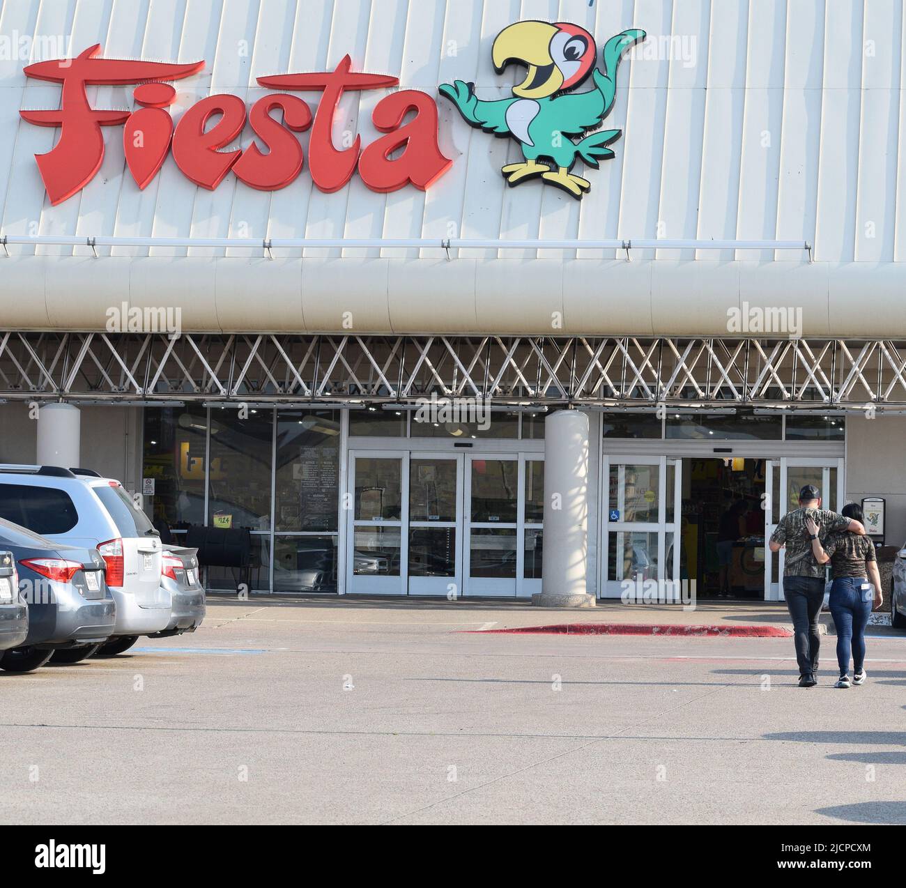 Anhänglicher hispanischer Mann und Frau, die in ein Fiesta-Lebensmittelgeschäft in Irving, Texas, gehen Stockfoto