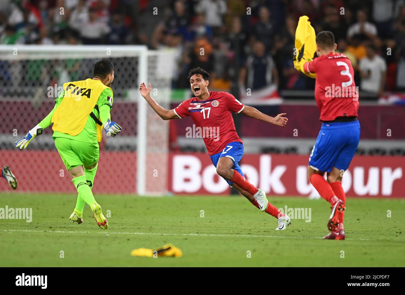 Doha, Katar. 14.. Juni 2022. Die Spieler von Costa Rica feiern, nachdem sie das interkontinentale Spiel der FIFA Fußball-Weltmeisterschaft 2022 zwischen Costa Rica und Neuseeland im Ahmed bin Ali Stadium, Doha, Katar, am 14. Juni 2022 gewonnen haben. Kredit: Nikku/Xinhua/Alamy Live Nachrichten Stockfoto