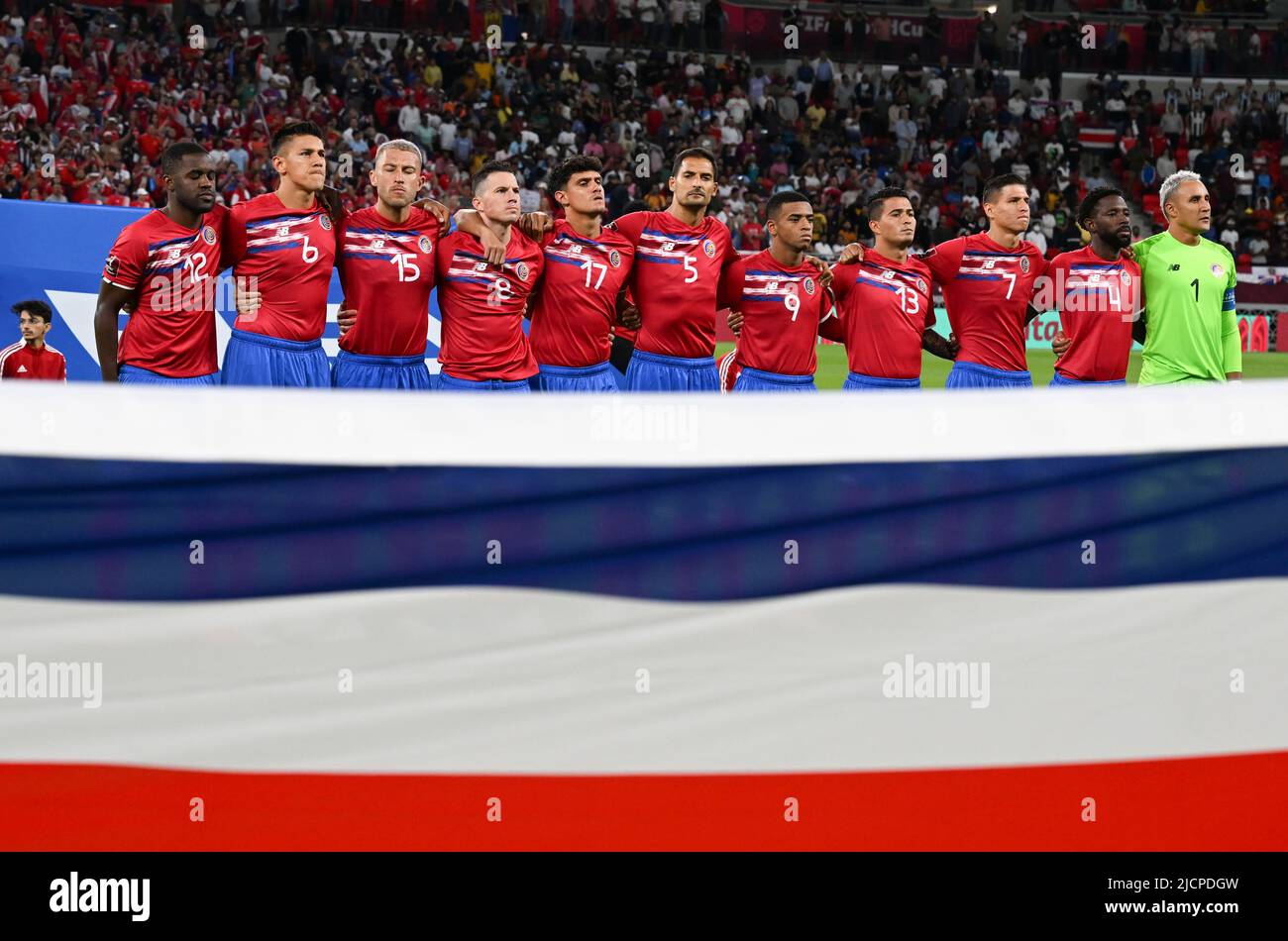 Doha, Katar. 14.. Juni 2022. Die Spieler Costa Ricas stehen vor dem interkontinentalen Spiel der FIFA Fußball-Weltmeisterschaft 2022 zwischen Costa Rica und Neuseeland im Ahmed bin Ali Stadium, Doha, Katar, am 14. Juni 2022, für eine Nationalhymne an. Kredit: Nikku/Xinhua/Alamy Live Nachrichten Stockfoto