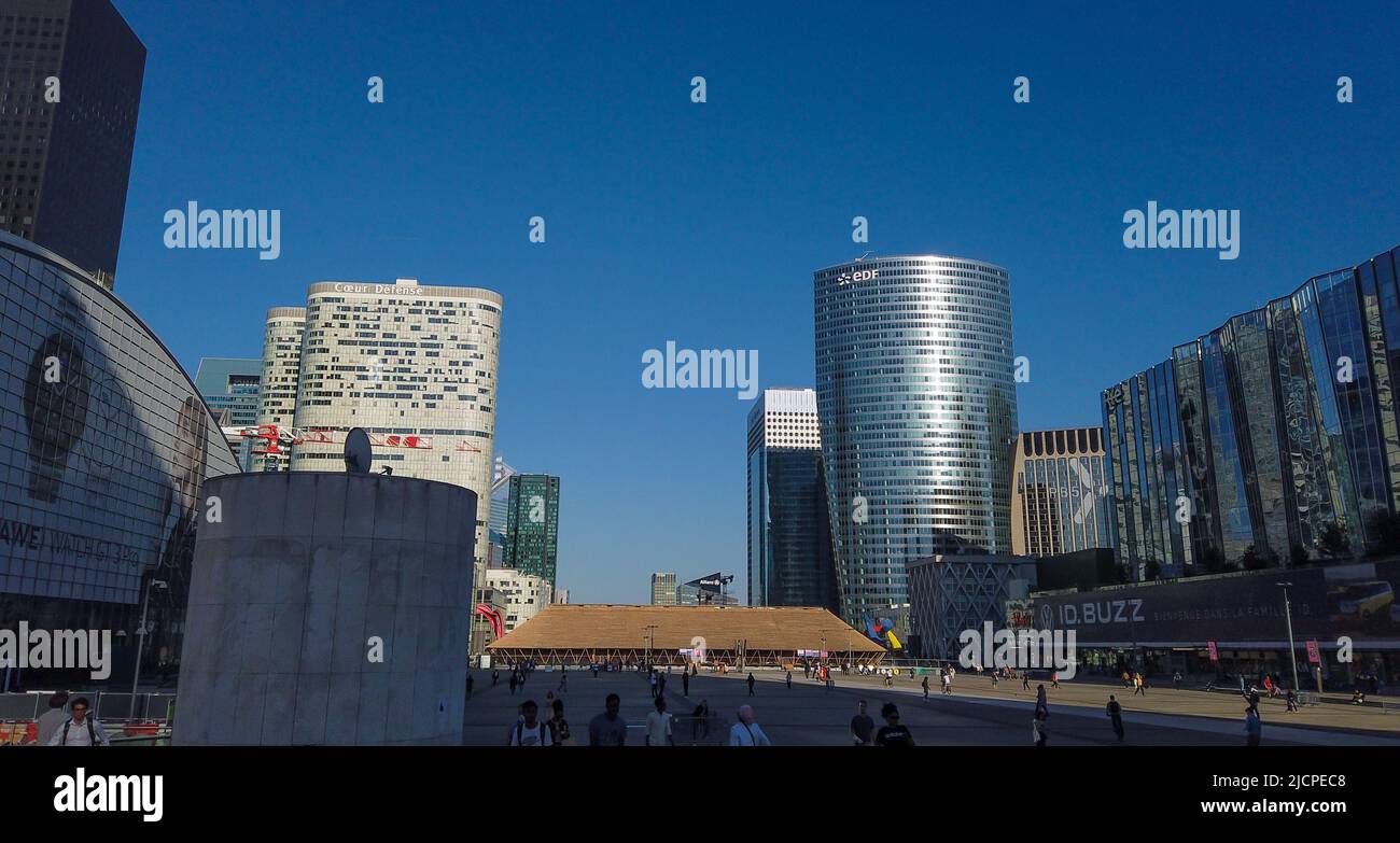 Frankreich. Hauts-de-seine (92) Puteaux. Geschäftsviertel La Defense. Auf der Esplanade, dem EDF Tower und dem Bürokomplex Coeur Defense Stockfoto