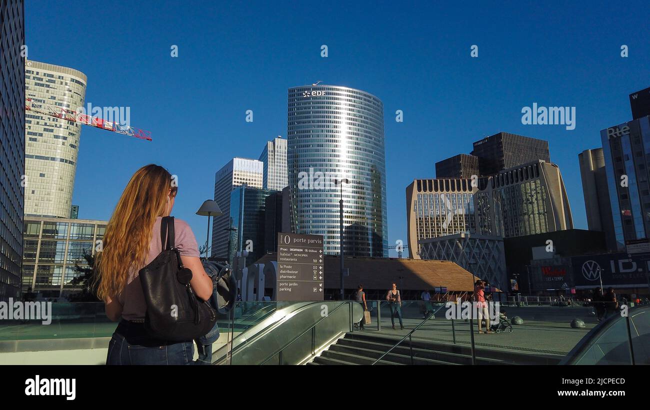Frankreich. Hauts-de-seine (92) Puteaux. Geschäftsviertel La Defense. Auf der Esplanade, dem EDF Tower und dem Bürokomplex Coeur Defense Stockfoto
