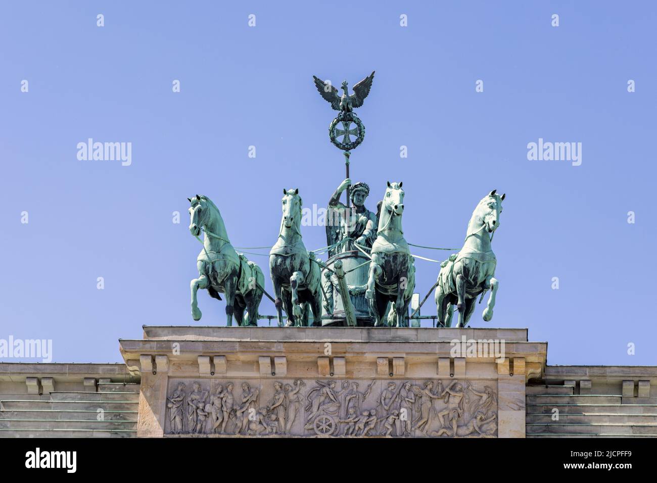 Die Quadriga auf dem Brandenburger Tor in Berlin, mit einem Wagen, der von vier Pferden gezogen wird, die von Victoria, der römischen Siegesgöttin, angetrieben werden. Stockfoto