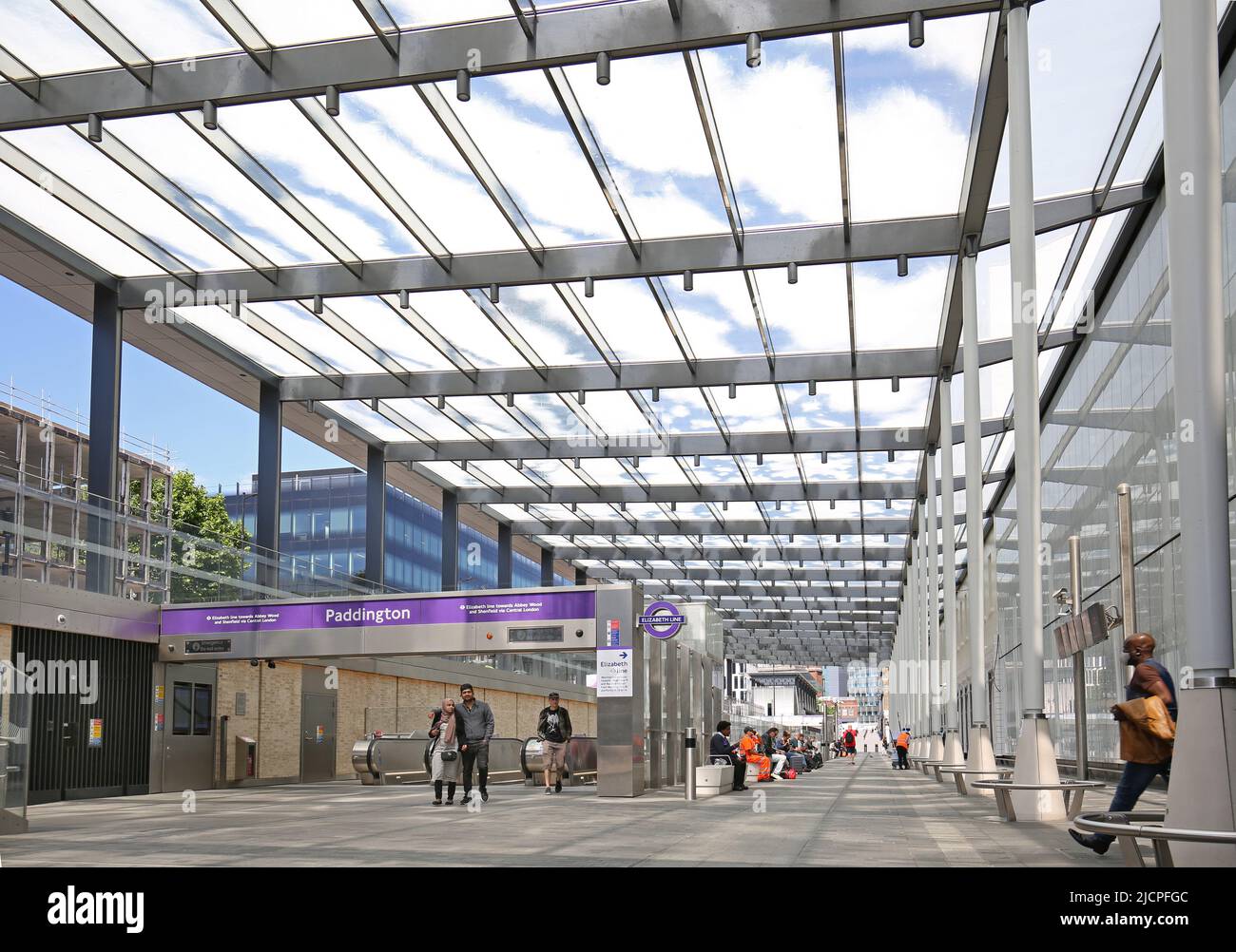 Neue ebenerdende Elizabeth Line (Crossrail)-Konkursanlage am Bahnhof Paddington, London, Großbritannien. Zeigt das bedruckte Glasdach und den Zugang zu den Zügen über die Rolltreppe. Stockfoto