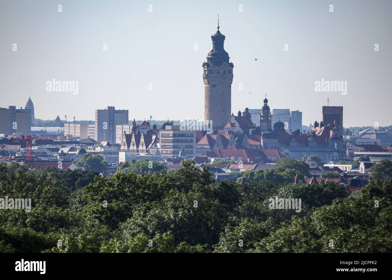 Leipzig, Deutschland. 15.. Juni 2022. Das Neue Rathaus von Leipzig steht im Morgenlicht. Quelle: Jan Woitas/dpa/Alamy Live News Stockfoto
