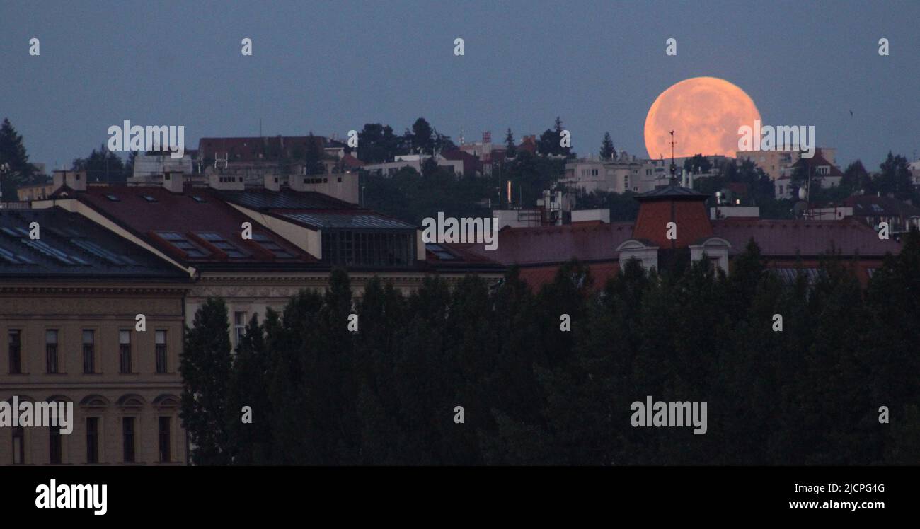 Ein Vollmond erhebt sich hinter Prag, Tschechische Republik, 14. Juni 2022. Der Mond erreichte am Dienstag seine volle Stufe, während eines Phänomens, das als Supermond bekannt ist Stockfoto