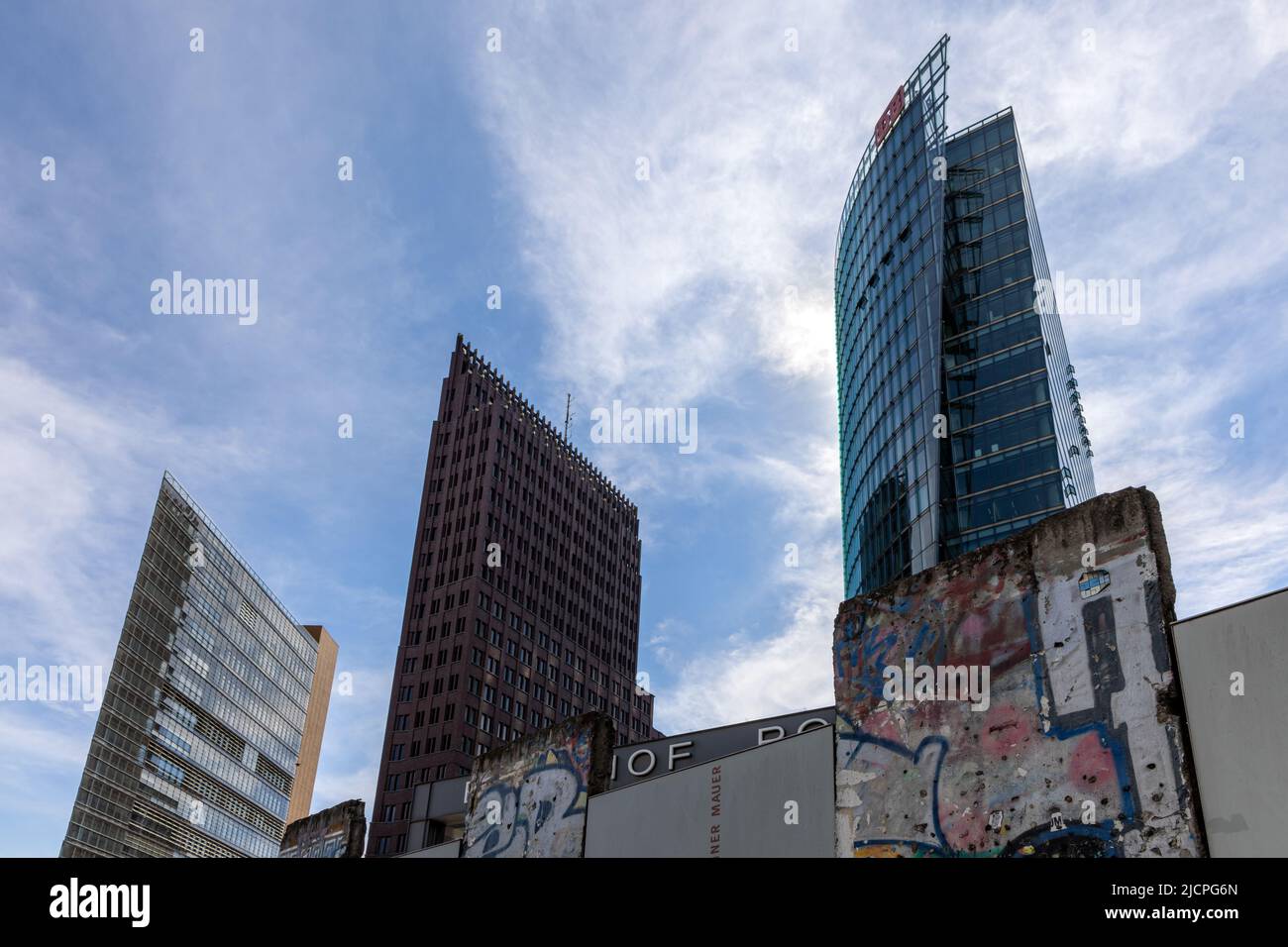 Originalteile der Berliner Mauer, mit neuen Hochhausentwicklungen im Hintergrund, am Potsdamer Platz, Berlin, Deutschland Stockfoto