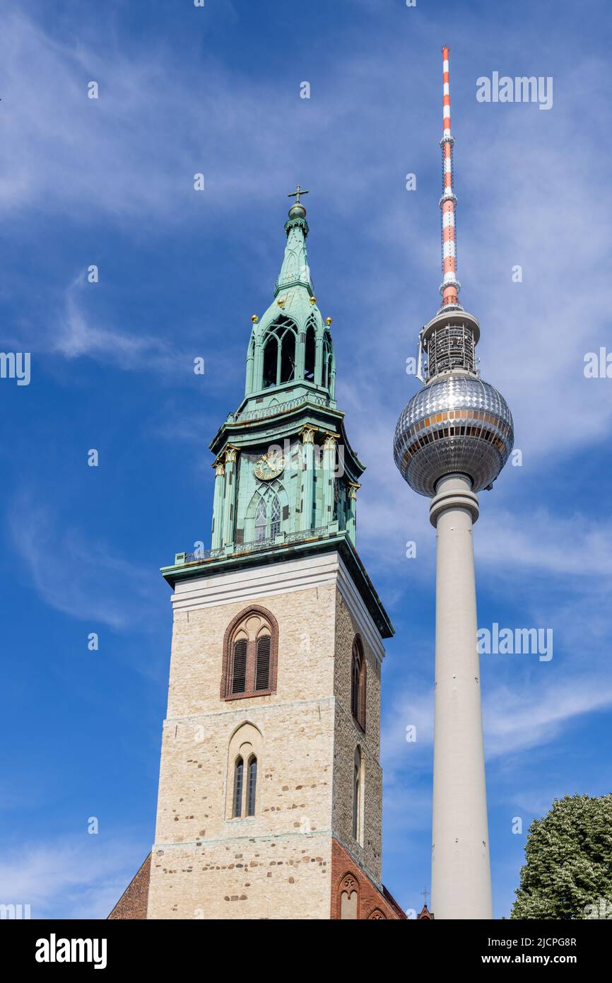 Marienkirche und Fernsehturm in Berlin, Deutschland, Europa Stockfoto