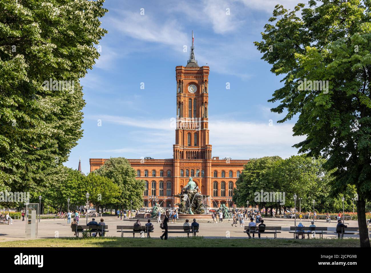 Das Rote Rathaus, Sitz des Bürgermeisters und der Stadtregierung, Rathausstraße, Berlin, Deutschland Stockfoto